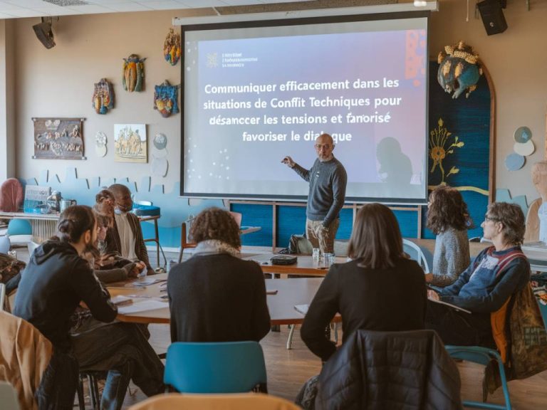 Communiquer efficacement dans les situations de conflit : techniques pour désamorcer les tensions et favoriser le dialogue